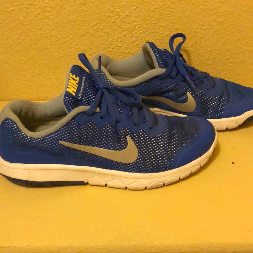 Athletic shoes